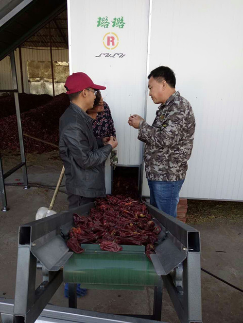 董事长在内蒙古客户工厂指导设备的使用