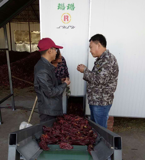 董事长在内蒙古客户工厂指导设备的使用